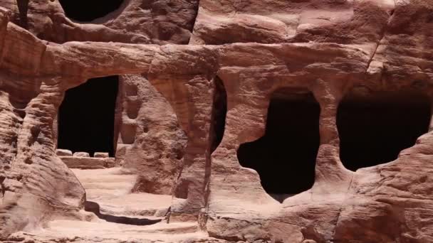 The Siq - stone gallery to the hidden city of Petra, Jordan. UNESCO World Heritage Site. — Stock Video