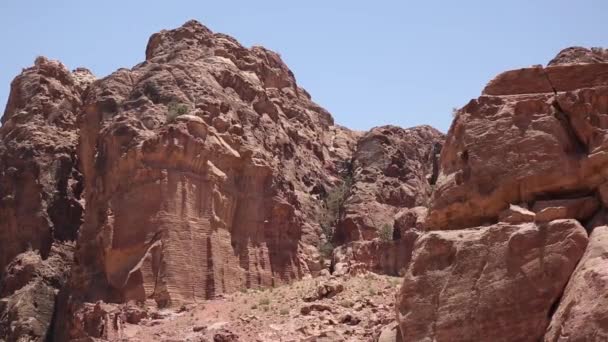 Zvýšený pohled na klášter nebo El Deir ve starobylém městě Petra, Jordánsko, — Stock video