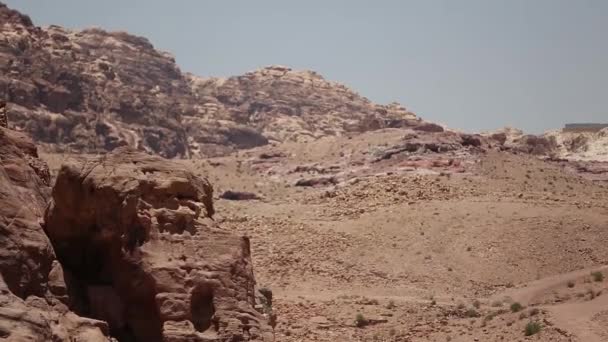 Піднятий погляд на монастир або Ель - Дейр у стародавньому місті Петра (Йорданія)., — стокове відео