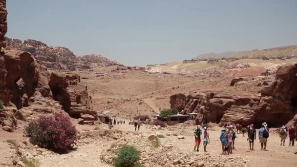 PETRA, JORDAN - MÁRCIUS 15, 2018: Emelkedett kilátás a kolostor vagy El Deir az ókori város Petra, Jordánia, — Stock videók