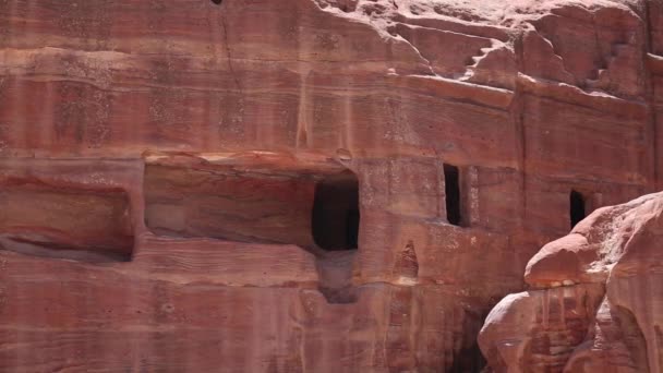 Zvýšený pohled na klášter nebo El Deir ve starobylém městě Petra, Jordánsko, — Stock video