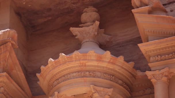 Zvýšený pohled na klášter nebo El Deir ve starobylém městě Petra, Jordánsko, — Stock video