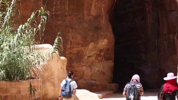 PETRA, JORDAN - 15 Mart 2018: Ürdün 'ün Antik Petra kentindeki Manastır veya El Deir' in Yükseltilmiş Görüntüsü, — Stok video