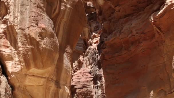 El Siq - galería de piedra a la ciudad escondida de Petra, Jordania. Patrimonio de la Humanidad UNESCO. — Vídeo de stock