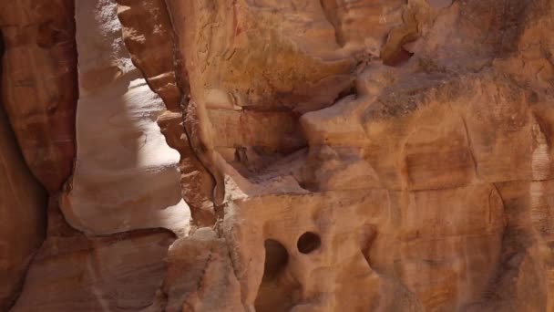 Le Siq - galerie de pierre à la ville cachée de Petra, Jordanie. Site du patrimoine mondial de l'UNESCO. — Video