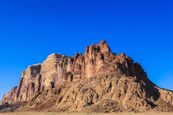 달의 계곡 이라고도 알려진 요르단의 하시 메테 왕국에 있는 와디 룸 사막의 아름다운 풍경. — 스톡 사진