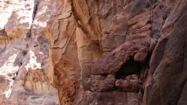 Ürdün 'ün Petra kentindeki Siq-stone galerisine. UNESCO Dünya Mirası Alanı.