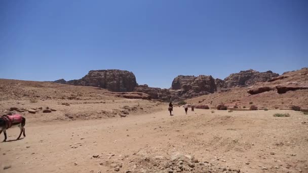 PETRA, JORDANIE - 15 MARS 2018 : Vue surélevée du monastère ou El Deir dans l'ancienne ville de Petra, en Jordanie, — Video