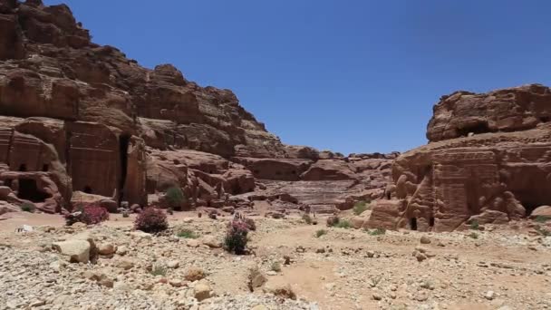 Verhoogd uitzicht op het klooster of El Deir in de oude stad Petra, Jordanië, — Stockvideo