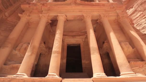 Піднятий погляд на монастир або Ель - Дейр у стародавньому місті Петра (Йорданія)., — стокове відео