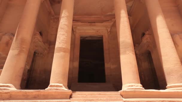 Verhoogd uitzicht op het klooster of El Deir in de oude stad Petra, Jordanië, — Stockvideo