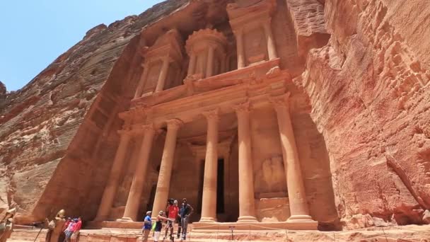Verhoogd uitzicht op het klooster of El Deir in de oude stad Petra, Jordanië, — Stockvideo