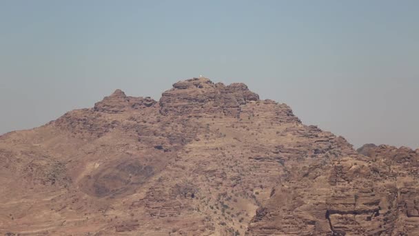 Krásný výhled na poušť Wadi Rum v Jordánském hášimovském království, známé také jako Údolí Měsíce. — Stock video