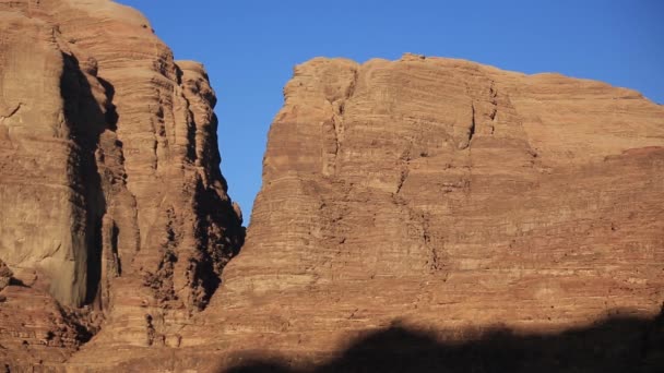 Schöne Aussicht auf die Wüste Wadi Rum im Haschemitischen Königreich Jordanien, auch bekannt als das Tal des Mondes. — Stockvideo