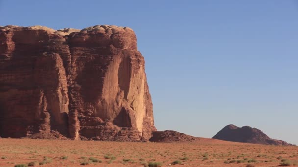 Hermosa vista del desierto de ron Wadi en el Reino Hachemita de Jordania, también conocido como el Valle de la Luna. — Vídeos de Stock