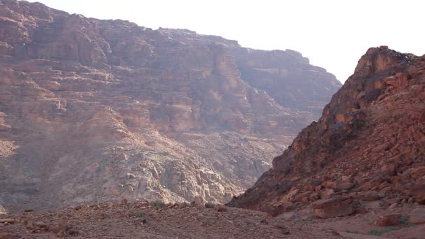 Ürdün Haşim Krallığı 'ndaki Wadi Rum Çölü' nün güzel manzarası, aynı zamanda Ay Vadisi olarak da bilinir.. — Stok video