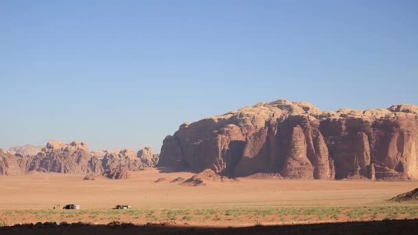 Прекрасный вид на пустыню Вади Рам в Иорданском Хашимитском королевстве, также известном как Долина Луны. — стоковое видео