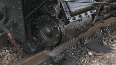 Tren istasyonunda eski Buhar Lokomotifi. Vintage Steam demiryolu. İngiltere tren istasyonunda eski bir lokomotif. Vintage UK tren yolculuğu. Seçici odaklanma. Boşluğu kopyala.