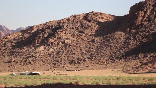 Ürdün Haşim Krallığı 'ndaki Wadi Rum Çölü' nün güzel manzarası, aynı zamanda Ay Vadisi olarak da bilinir.. — Stok video