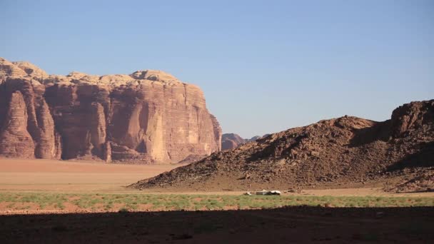 Schöne Aussicht auf die Wüste Wadi Rum im Haschemitischen Königreich Jordanien, auch bekannt als das Tal des Mondes. — Stockvideo
