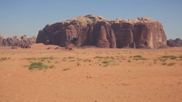 Piękny widok na pustynię Wadi Rum w Jordańskim Królestwie Haszymidzkim, znanym również jako Dolina Księżyca. — Wideo stockowe