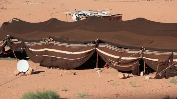 Acampar junto a las rocas en Petra, Wadi Rum. Jordania. — Vídeo de stock