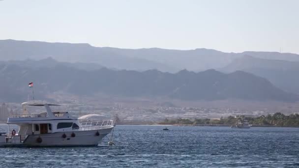 JORDAN, AQABA, 10 DE DICIEMBRE DE 2018: Banco con vista al mar. — Vídeo de stock