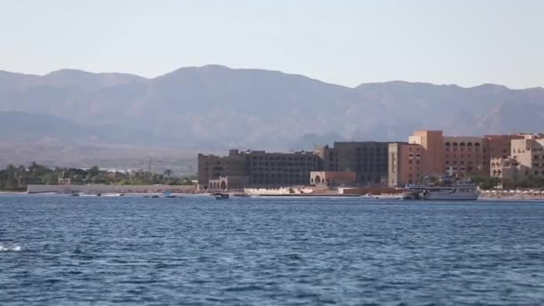 JORDAN, AQABA, 10 DE DICIEMBRE DE 2018: Banco con vista al mar. — Vídeo de stock