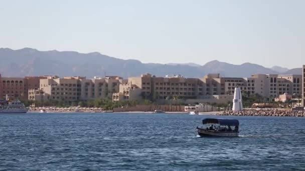 JORDANIE, AQABA, 10 DÉCEMBRE 2018 : Banc avec vue sur la mer. — Video