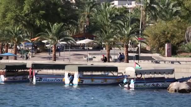 JORDAN, AQABA, 10 DE DICIEMBRE DE 2018: Banco con vista al mar. — Vídeo de stock