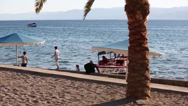 JORDAN, AQABA, 10 DE DICIEMBRE DE 2018: Banco con vista al mar. — Vídeo de stock