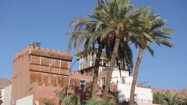 JORDAN, AQABA, 10. prosince 2018: Lavička s výhledem na moře. — Stock video