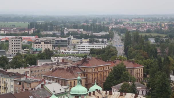 Uitzicht van bovenaf vanaf het observatieplatform van het koninklijk kasteel op de oude straatjes. Gebied van de Oude Stad. Praag, Tsjechische Republiek. — Stockvideo