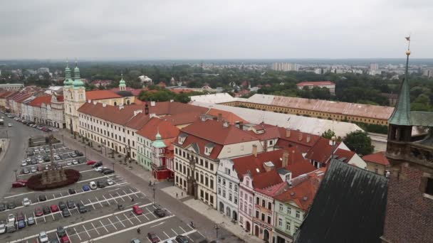 Uitzicht van bovenaf vanaf het observatieplatform van het koninklijk kasteel op de oude straatjes. Gebied van de Oude Stad. Praag, Tsjechische Republiek. — Stockvideo