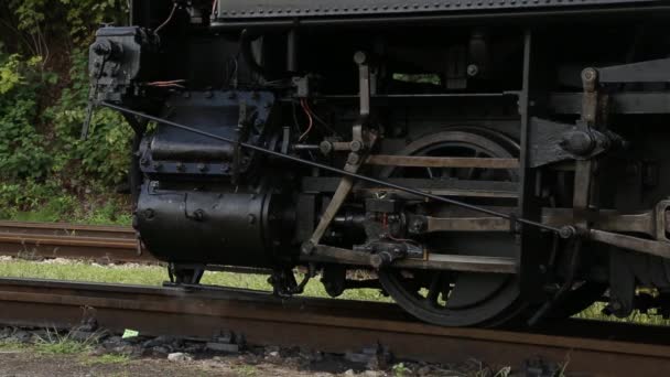 Oude stoomlocomotief op het station. Vintage Stoomspoorweg. Old Locomotive op station UK treinreis.Vintage UK treinreis. Selectieve focus. Kopieerruimte. — Stockvideo