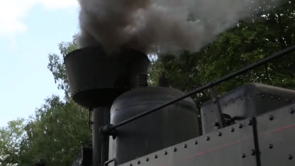 Oude stoomlocomotief op het station. Vintage Stoomspoorweg. Old Locomotive op station UK treinreis.Vintage UK treinreis. Selectieve focus. Kopieerruimte. — Stockvideo