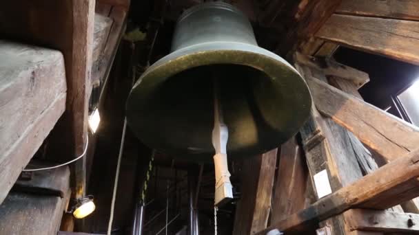 Messing bel hand op de houten grote plaat stok op de paal muur. — Stockvideo