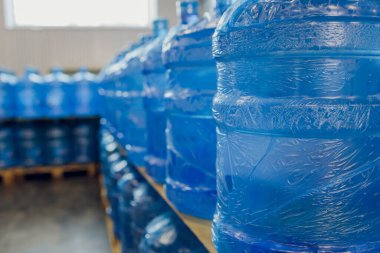 Taşıyıcı ve su şişeleme makinesi endüstrisinde plastik su şişeleri.