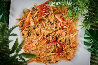 Tavuk ve biberli Udon eriştesi - Japon mutfağı. Üst görünüm.