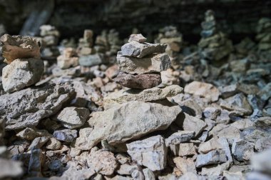 Büyük doğal basamak taşları akarsu nehri kanalı boyunca huzurlu hala dinlendirici açık hava yürüyüşü yürüyüş gezi keşfetmek.
