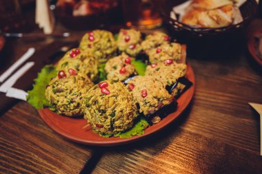 Izgara tavuk göğsü. Kızarmış tavuk fileto ve taze sebze salatası domates, salatalık ve roka yaprakları. Salatalı tavuk eti. Sağlıklı yiyecekler. Düz yatıyordu. Üst Manzara. Koyu arkaplan.