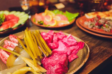 Izgara tavuk göğsü. Kızarmış tavuk fileto ve taze sebze salatası domates, salatalık ve roka yaprakları. Salatalı tavuk eti. Sağlıklı yiyecekler. Düz yatıyordu. Üst Manzara. Koyu arkaplan.