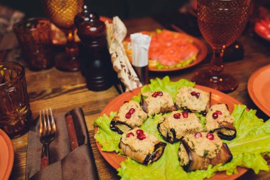 Yemek servisi geçmişi ve davetli masasında atıştırmalıklar..