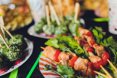 Yemek servisi geçmişi ve davetli masasında atıştırmalıklar..