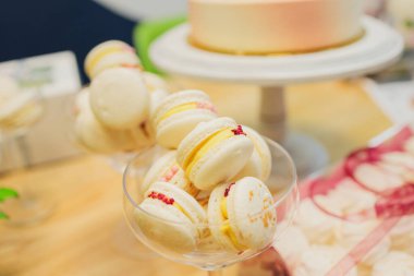 Çikolata için doğum günü masa dekorasyonu. Çocukların doğum günü için pastel renkli çikolata..