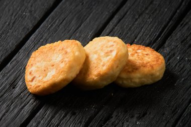 Tatar turtası, ekosmak, Rus kurniği, tavuk ve patatesli lezzetli hamur işi. Geleneksel yemek, hızlı hamur..