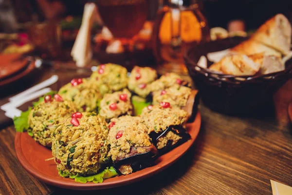 Izgara tavuk göğsü. Kızarmış tavuk fileto ve taze sebze salatası domates, salatalık ve roka yaprakları. Salatalı tavuk eti. Sağlıklı yiyecekler. Düz yatıyordu. Üst Manzara. Koyu arkaplan.