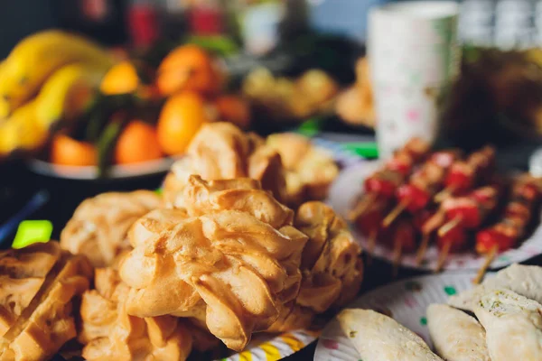 Catering diensten achtergrond met snacks op gasten tafel in restaurant op event party. — Stockfoto