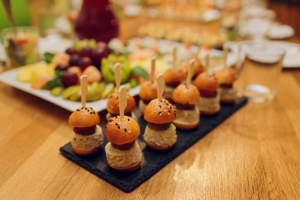 Serviços de catering fundo com lanches na mesa de convidados em restaurante na festa do evento. — Fotografia de Stock
