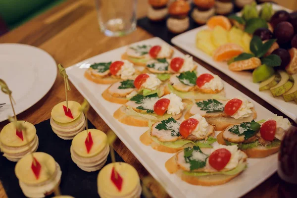 Serviços de catering fundo com lanches na mesa de convidados em restaurante na festa do evento. — Fotografia de Stock